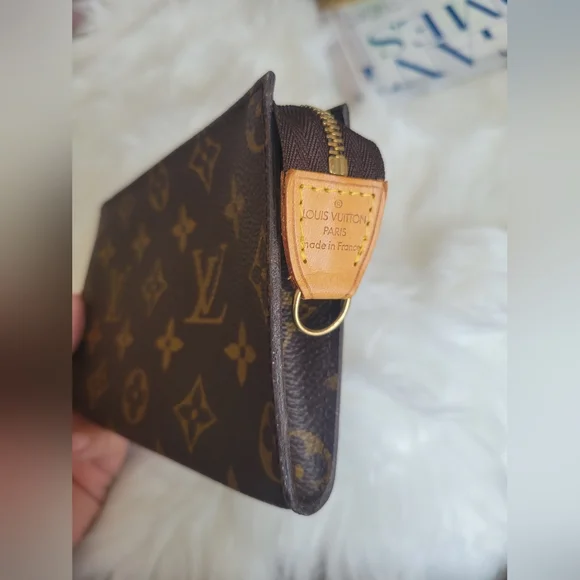 SOLD Louis Vuitton Bucket PM Pouch - Picture 5 of 10
